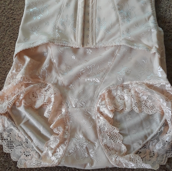 Tummy Control Body Shaper Lace Shorts - Picture 4 of 7